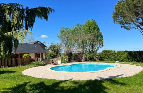 Saint-Georges-de-Noisne House | 3 self-contained gites with pool and games room