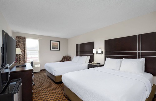 Graysville Hotel | 3 Separate Hotel Bedrooms with 2 Queen Beds in each room with attached bathroom