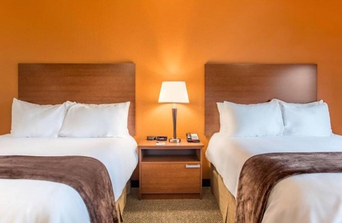 Jamestown Hotel | 3 Spacious Units w/3 Queen Beds + Kitchen Near Frontier Village