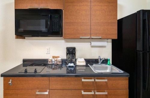 Jamestown Hotel | 3 Spacious Units w/3 Queen Beds + Kitchen Near Frontier Village