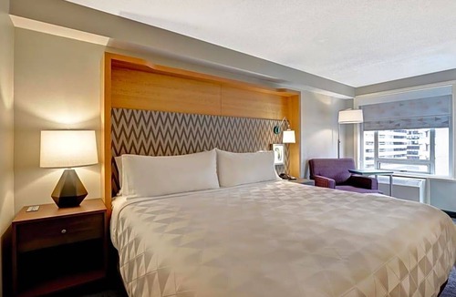 Byward Market - Parliament Hill Hotel | 3-Star Hotel ∙ Holiday Inn - Ottawa Dwtn - Parliament Hill, an IHG Hotel
