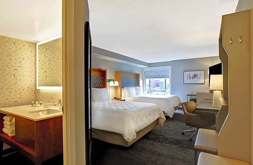 Byward Market - Parliament Hill Hotel | 3-Star Hotel ∙ Holiday Inn - Ottawa Dwtn - Parliament Hill, an IHG Hotel