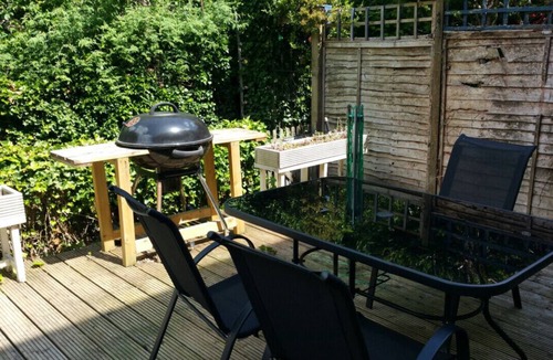 Basingstoke House | 3 Storey modern executive townhouse. Central Basingstoke, with parking