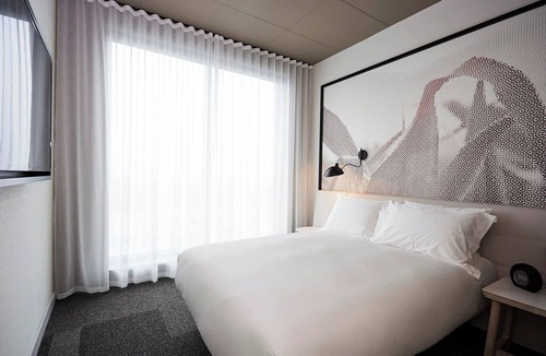 Brossard Hotel | 3 Stylish Spacious Rooms for Leisure or Work w/Nearby Dining & Entertainment