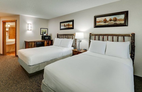 Johnston Hotel | 3 Suites | Modern Stay w/Pool & Hot tub Onsite| 5 mi to Gray’s Lake Park