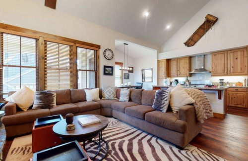 Mammoth Lakes Condo | 3 Suites, Mountain Views, Gorgeous Location. Private Gas Grill & Washer/Dryer