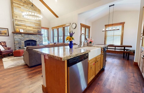 Mammoth Lakes Condo | 3 Suites, Mountain Views, Gorgeous Location. Private Gas Grill & Washer/Dryer