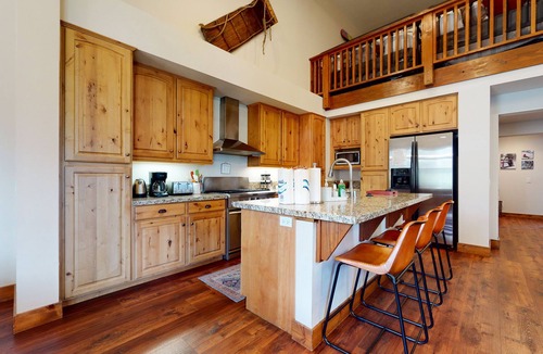 Mammoth Lakes Condo | 3 Suites, Mountain Views, Gorgeous Location. Private Gas Grill & Washer/Dryer