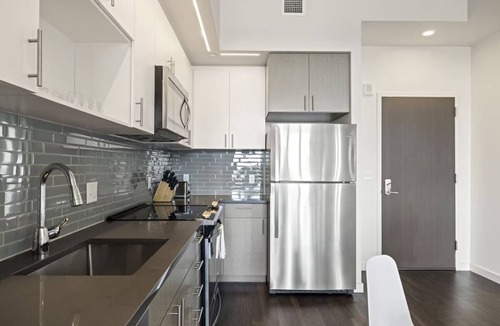 Bluemont Hotel | 3 Units | Arlington Stay w/Kitchen & Balcony | Near Smithsonian Museums & Park