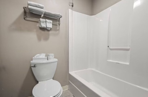 El Paso Hotel | 3 Units | El Paso Adventure Hub Near Peoria & Bloomington | Free Parking