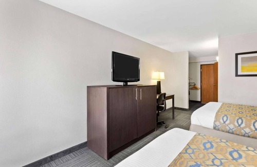 Naperville Hotel | 3 Units with Easy Access to City, Shops & Restaurants - with Parking & Breakfast