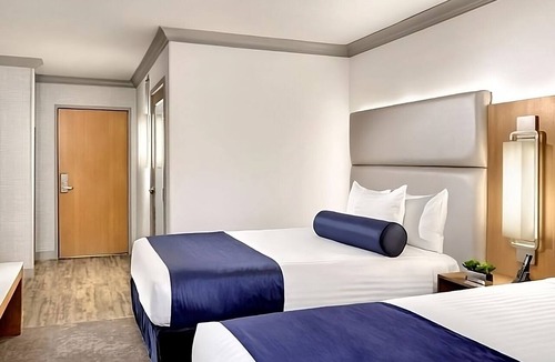 Gateway District Hotel | 3 x Elevate 2 Queens at The STRAT Hotel, Casino & Tower