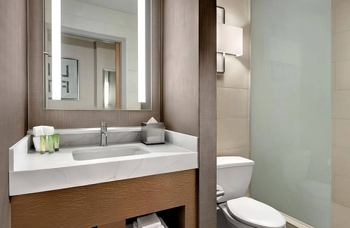 Gateway District Hotel | 3 x Elevate 2 Queens at The STRAT Hotel, Casino & Tower
