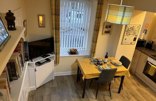 Bont Newydd Apartment | 30 Chapel St, Caernarfon. Ground floor with garden