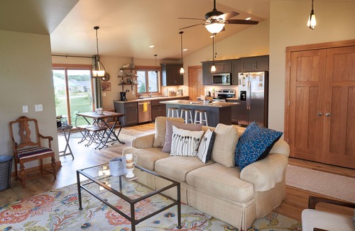 Manitowoc House | 30 minutes from Lambeau & steps from Lake Michigan! 2 beauties in one!