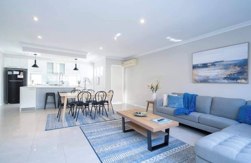 North Perth House | 30 Modern & Quiet Retreat -Walk to Dining & Shops