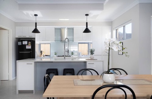 North Perth House | 30 Modern & Quiet Retreat -Walk to Dining & Shops