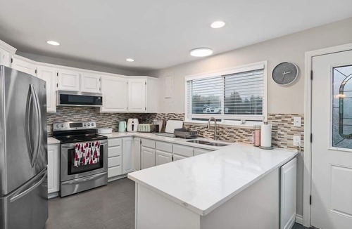 Long Beach House | 30 NIGHT MINIMUM, Fenced Yard, firepit, near town (CCozy)