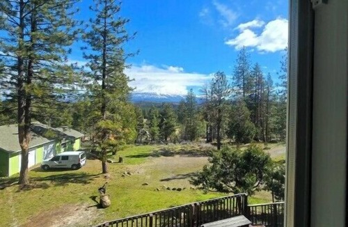 Weed House | 30 Night Minimum, Shasta View Villa