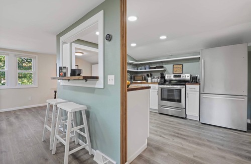 Madison Apartment | 30+ Nights | Pets Welcome | Travel Professionals