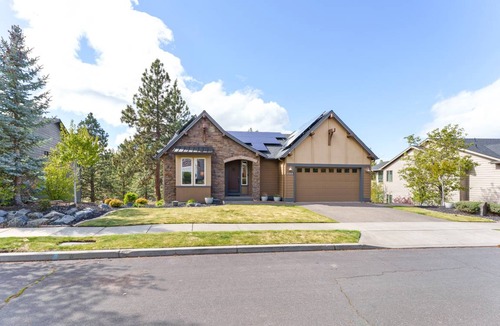 Bend House | 302 m² House ∙ 4 bedrooms ∙ 8 guests