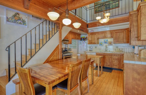 Avalon House | 302CL: Spacious Two Story Home, Balcony and Roof Top, 2 Blocks to Beach, Restaur