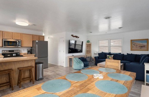 Colington House | 306 Newly Renovated & Central Location
