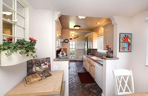 Avalon House | 309CE: Incredible Island Vacation Home, Min Away from Downtown, BBQ, Porch - 309