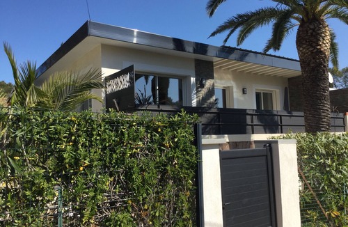 Boulouris-sur-Mer House | 30m from the beach, air-conditioned house, sea view, enclosed garden, ideal for families