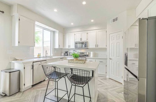 Palmdale House | 30nights min｜Mainfloor Bedroom｜Pet Allowed｜Remote Lock｜Garage Access #42183
