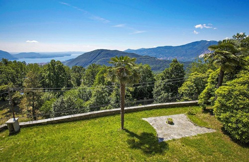 Comero Apartment | 3½-room corner apartment in a prestigious villa from 1850 with solar-heated pool