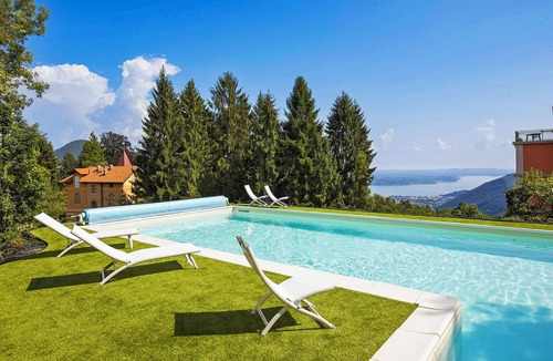 Comero Apartment | 3½-room corner apartment in a prestigious villa from 1850 with solar-heated pool