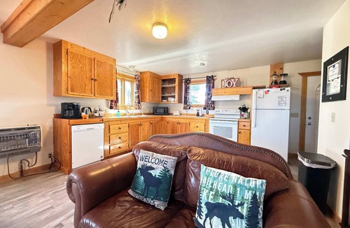 Last Chance Cabin | 31 MI YNP | Fire Pit | Sleeps 10|WorldclassFishing