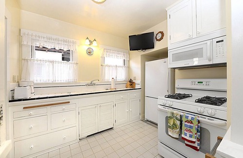 Avalon House | 316CA Lower: Well Cared Home, Lower Half of Duplex, 2.5 Blocks from Downtown, WI
