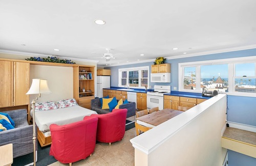 Avalon House | 318M Upper: Light and Airy Home, Ocean/Hill Views, WIFI, Front Deck, BBQ - 318 M