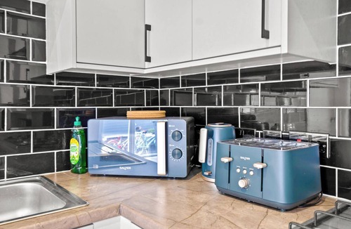 Staple Hill Apartment | 31A|Stylish Kingswood Retreat for Couples & Pros