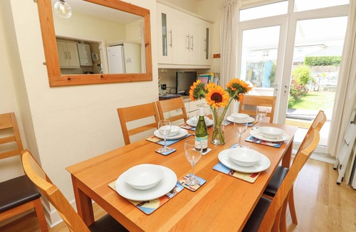Bournemouth Cottage | 32 CRANLEIGH CLOSE, family friendly, with a garden in Tuckton