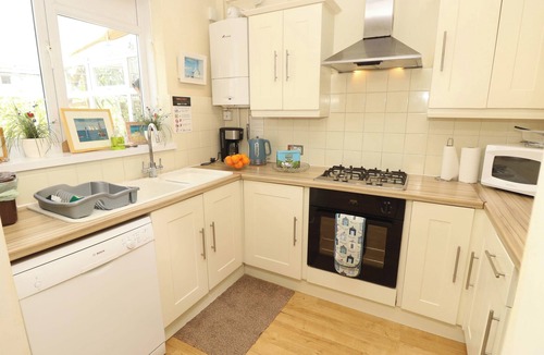 Bournemouth Cottage | 32 CRANLEIGH CLOSE, family friendly, with a garden in Tuckton