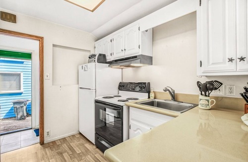 Avalon House | 322S: Charming, Cozy Beach Cottage, Front Porch, 2 Blocks to Beach, WIFI - 322 S