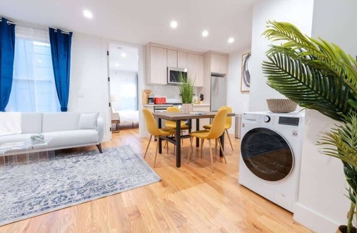 Williamsburg Apartment | 323-1 Spacious 2BR Williamsburg