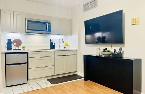 Downtown Honolulu Apartment | 32nd Floor Sky-High Honolulu Hideaway Suite | Free Parking