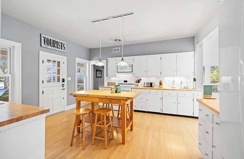 Three Oaks Cabin | 33 Acre Berrywood Farm, 3 Home Retreat with Pool