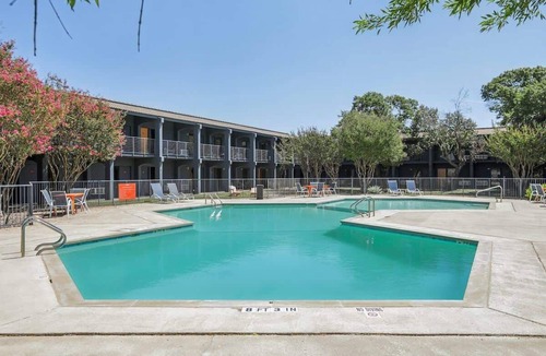 St. Johns Apartment | [33] ATX Studio: 2 Twin Beds, Pool, Gym & Dog Park