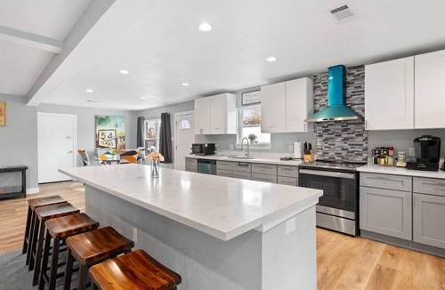 Southeast Houston House | 3300 SQ★Spacious Kitchen&2 Living rooms ★6Bed rooms with 12Beds★5 Big Screen TVs