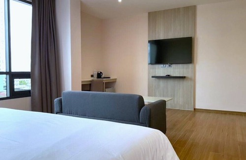 Bang Phlat Hotel | 35 Bow Hotel