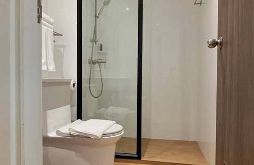 Bang Phlat Hotel | 35 Bow Hotel