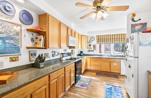 Avalon House | 358D: Large Comfortable Family Home, 3 Blocks to Beach & Shops