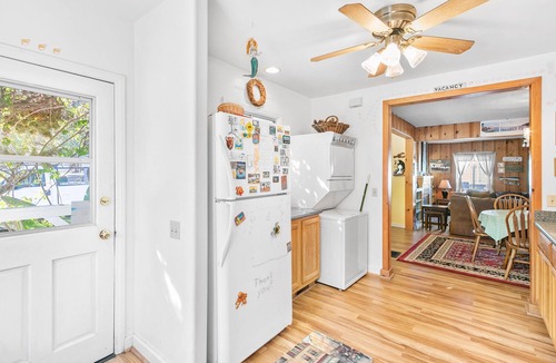 Avalon House | 358D: Large Comfortable Family Home, 3 Blocks to Beach & Shops