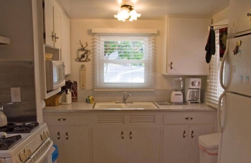 Avalon House | 358S: Charming Cottage, Spacious Front Porch & Patio, BBQ, WIFI - 358 Sumner Ave
