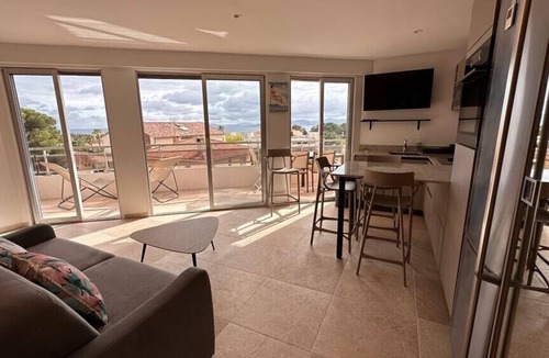 Boulouris-sur-Mer Apartment | 35m2 Sea View with Terrace beach by walk